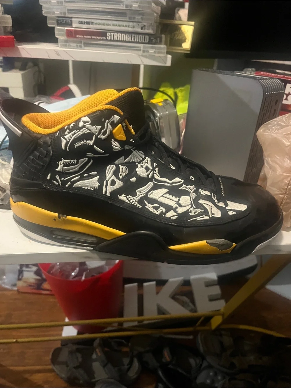 Vintage Dub Zero Jordan Men's Black and Yellow Athletic Shoes